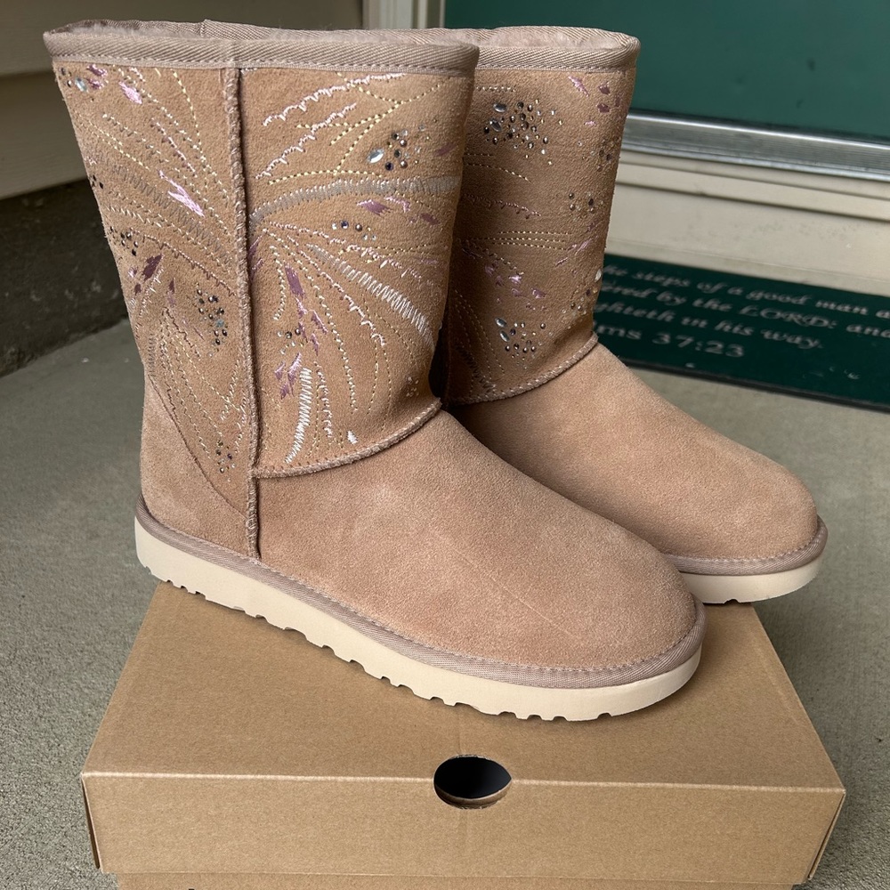NIB UGG WOMEN'S CLASSIC SHORT GOLD BURST SUEDE SHEARLING LINED BOOTS